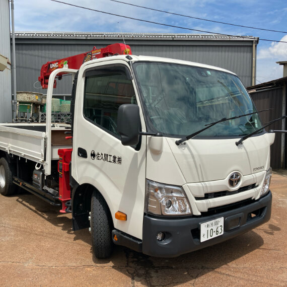 新潟県の左官工事・床コンクリート工事なら佐久間工業株式会社のトラック