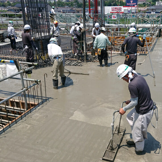 新潟県の左官工事・床コンクリート工事なら佐久間工業株式会社の作業中