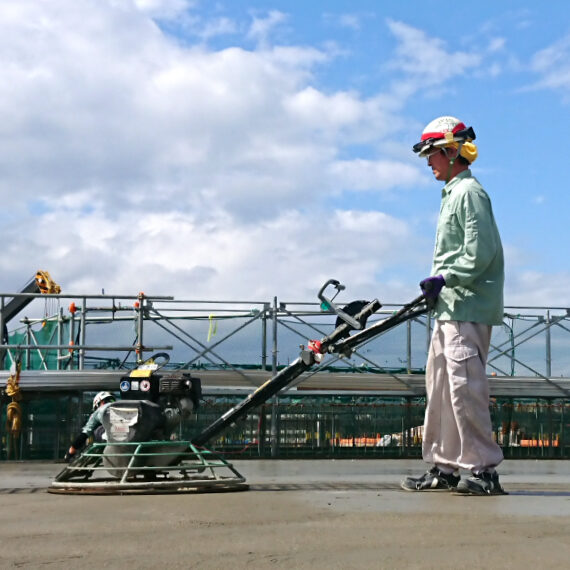 新潟県の左官工事・床コンクリート工事なら佐久間工業株式会社の作業中